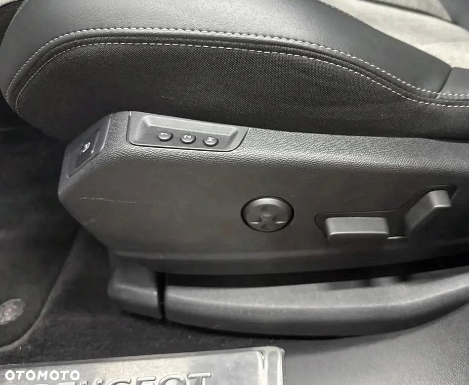 Peugeot 3008 1.6 PureTech HYbrid4 GT Line S&S EAT8 - 10