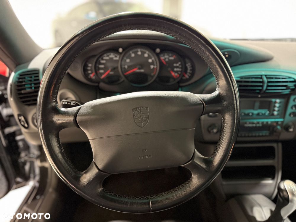 Porsche 911 Carrera 4 - 24