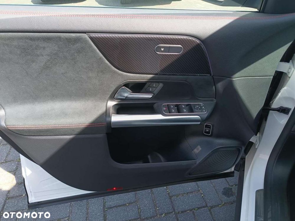 Mercedes-Benz GLA - 12
