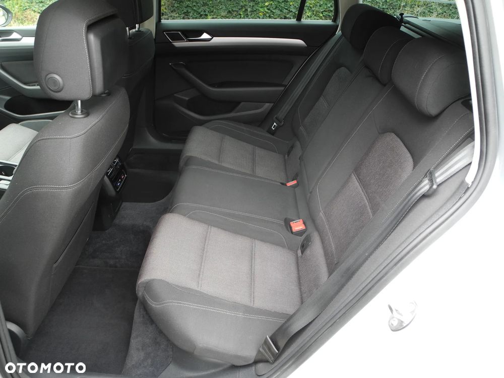 Volkswagen Passat - 20