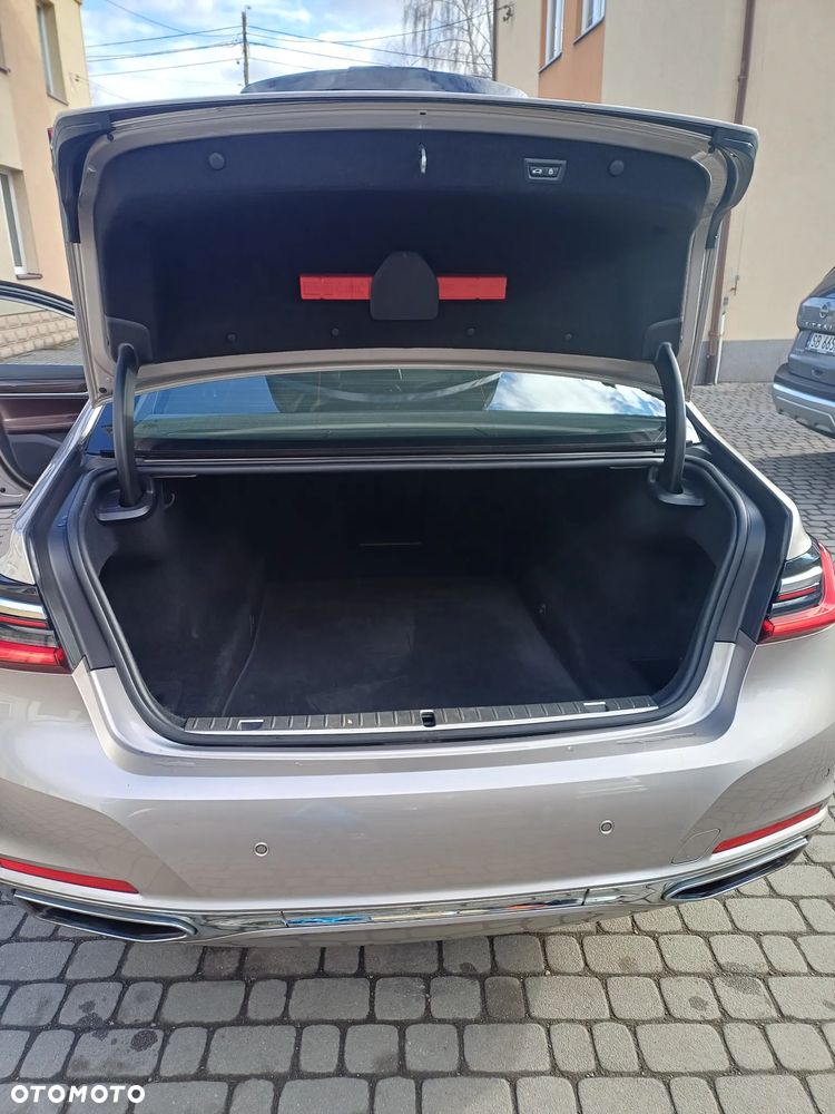 BMW Seria 7 750i xDrive - 15