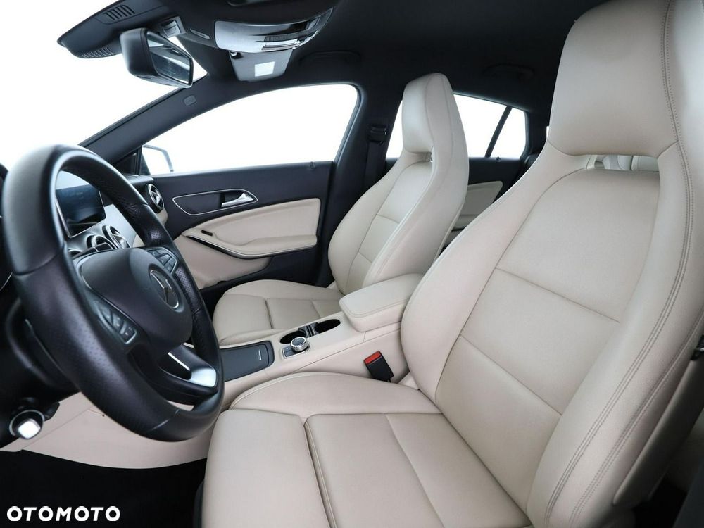Mercedes-Benz CLA 200 7G-DCT Urban - 14