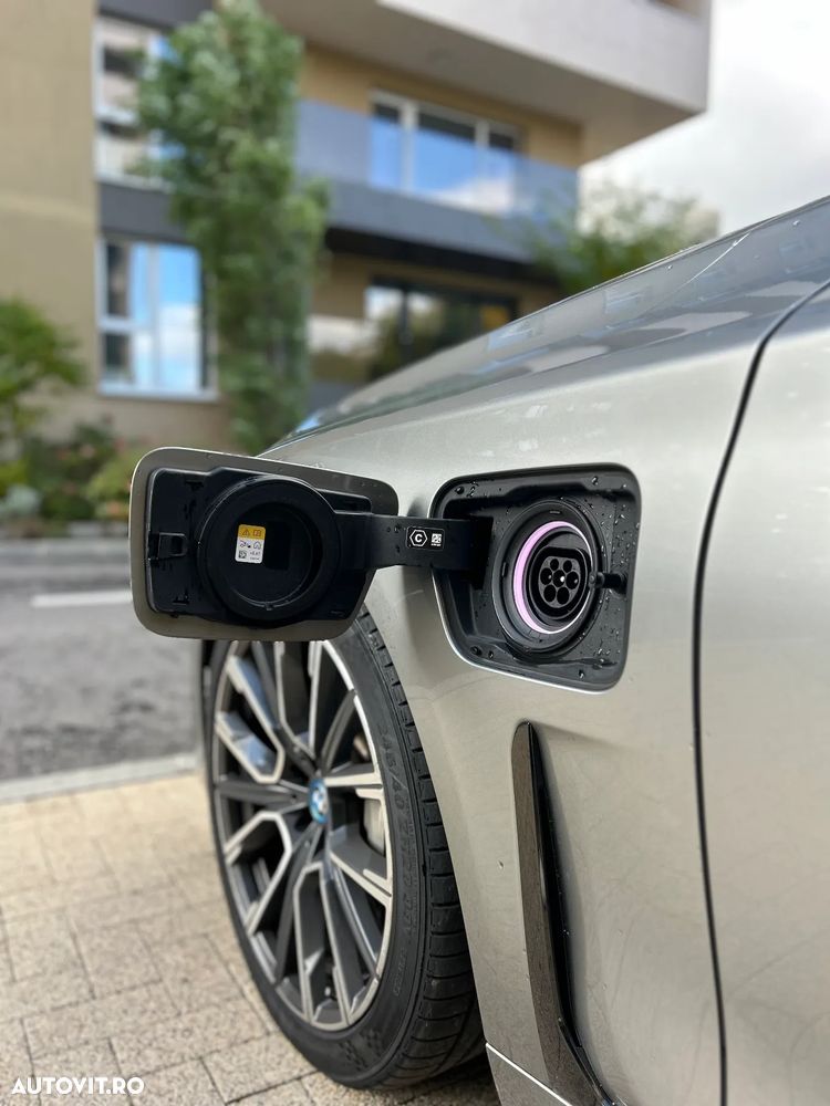 BMW Seria 7 745e - 35