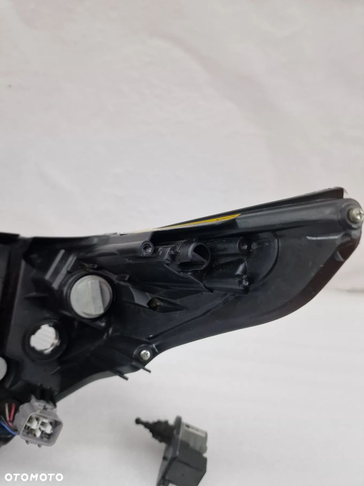 TOYOTA AVENSIS T27 LIFT 12- PRAWA LAMPA PRZEDNIA PRZÓD XENON , NR KOITO 05-28 , NR AUKCJI LPP53 - 11