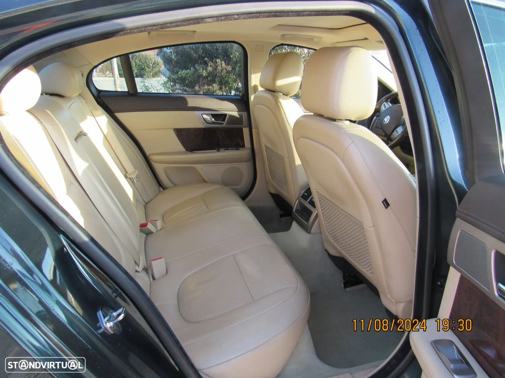 Jaguar XF 2.7 V6 Premium Luxury - 4