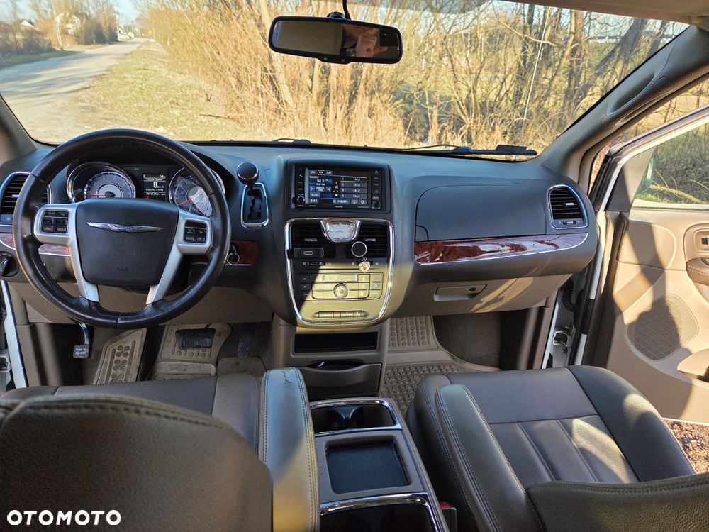 Chrysler Town & Country - 8