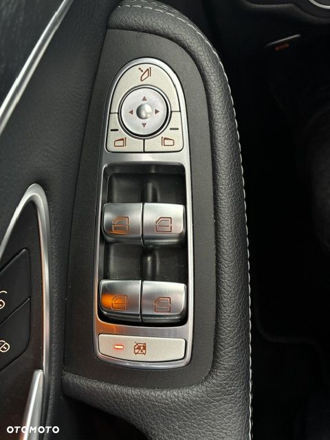 Mercedes-Benz Klasa C 300 4Matic 9G-TRONIC AMG Line - 32