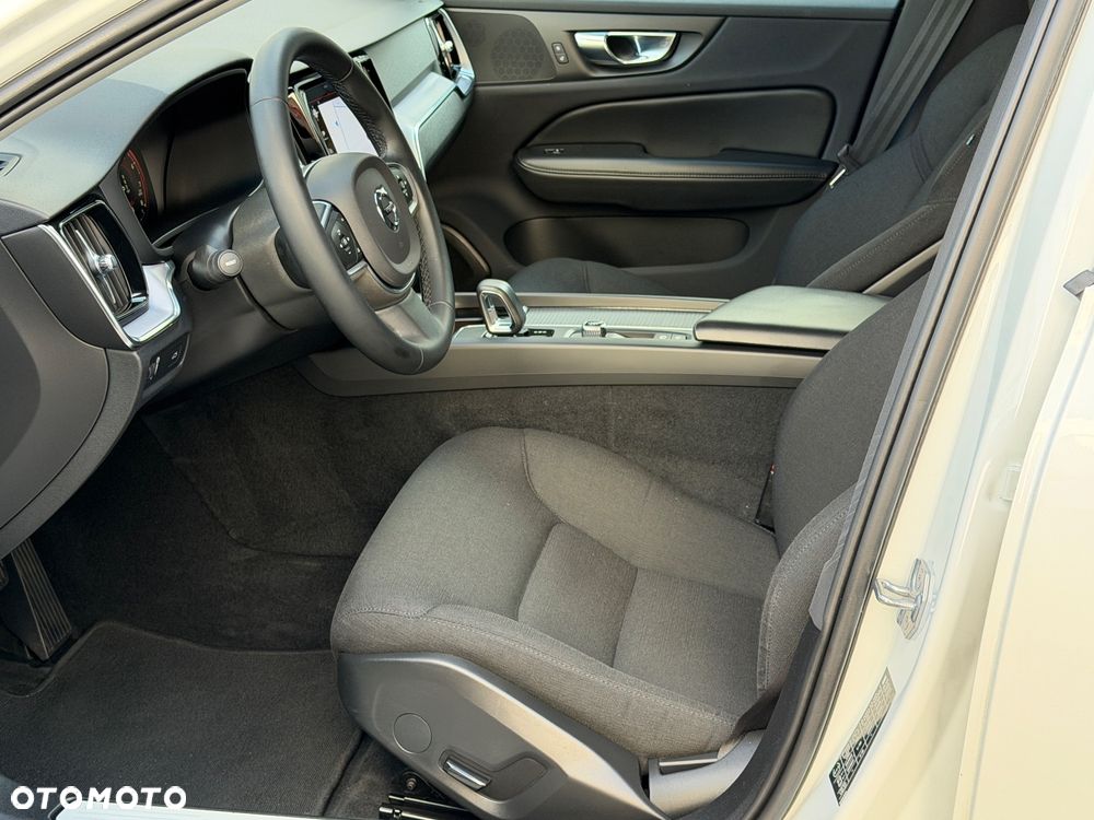 Volvo V60 B3 B DKG Momentum - 17