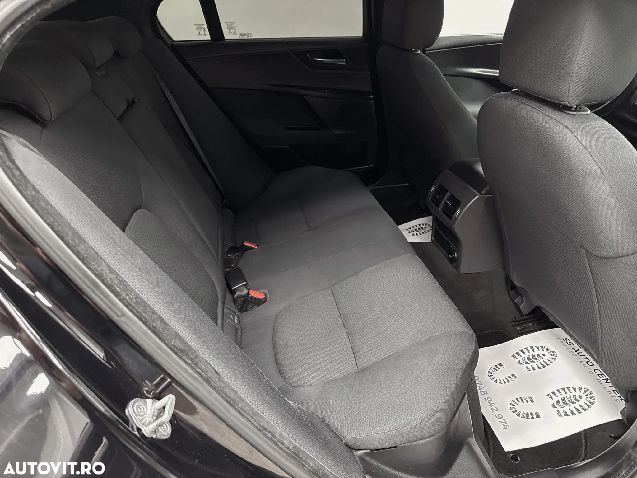 Jaguar XE 2.0 Pure - 16