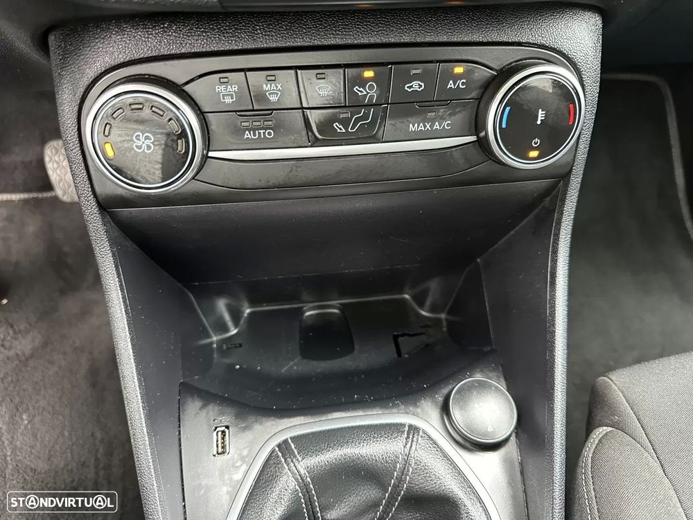 Ford Fiesta 1.0 EcoBoost Hybrid S&S TITANIUM - 47
