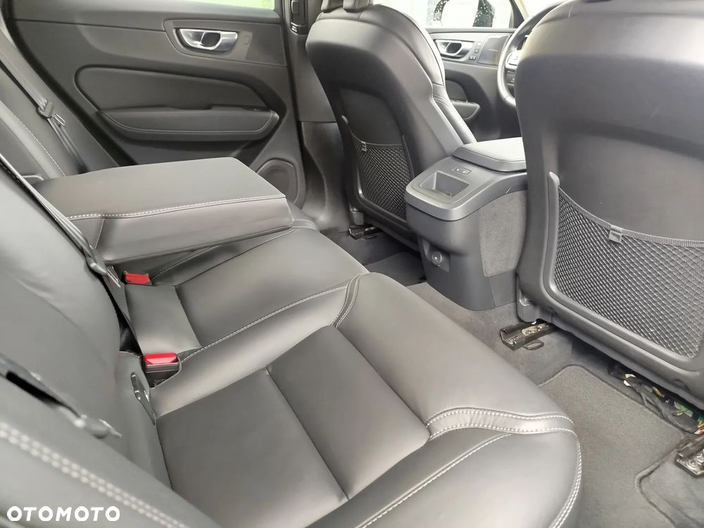 Volvo XC 60 B4 D AWD Plus Dark - 12
