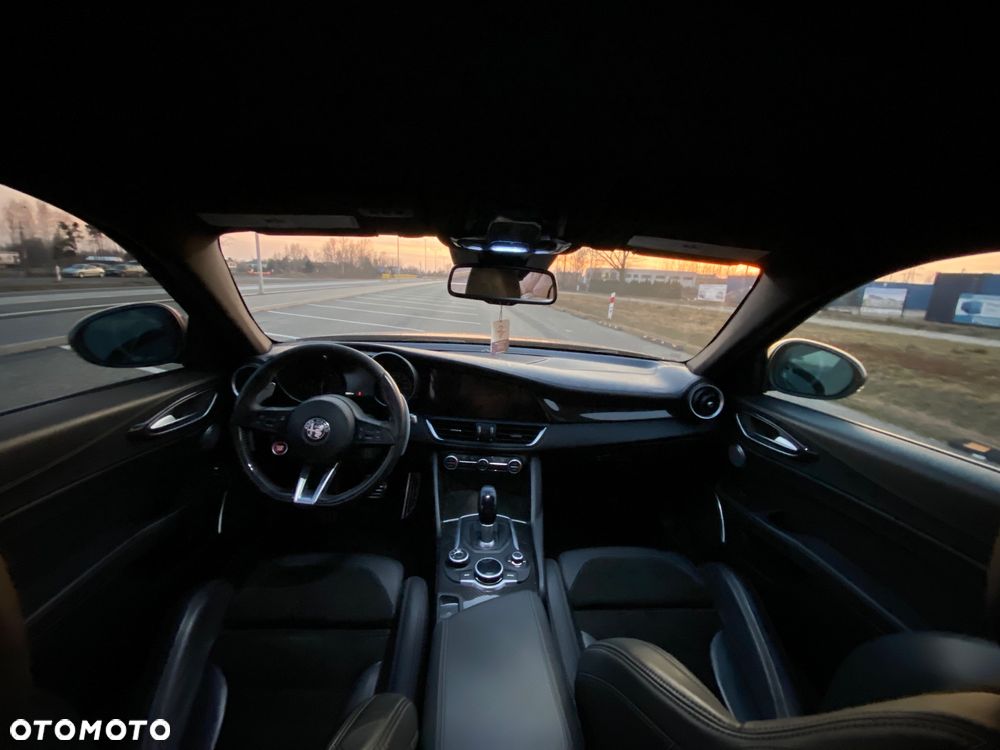 Alfa Romeo Giulia 2.9 V6 Bi-Turbo AT8 Quadrifoglio - 9