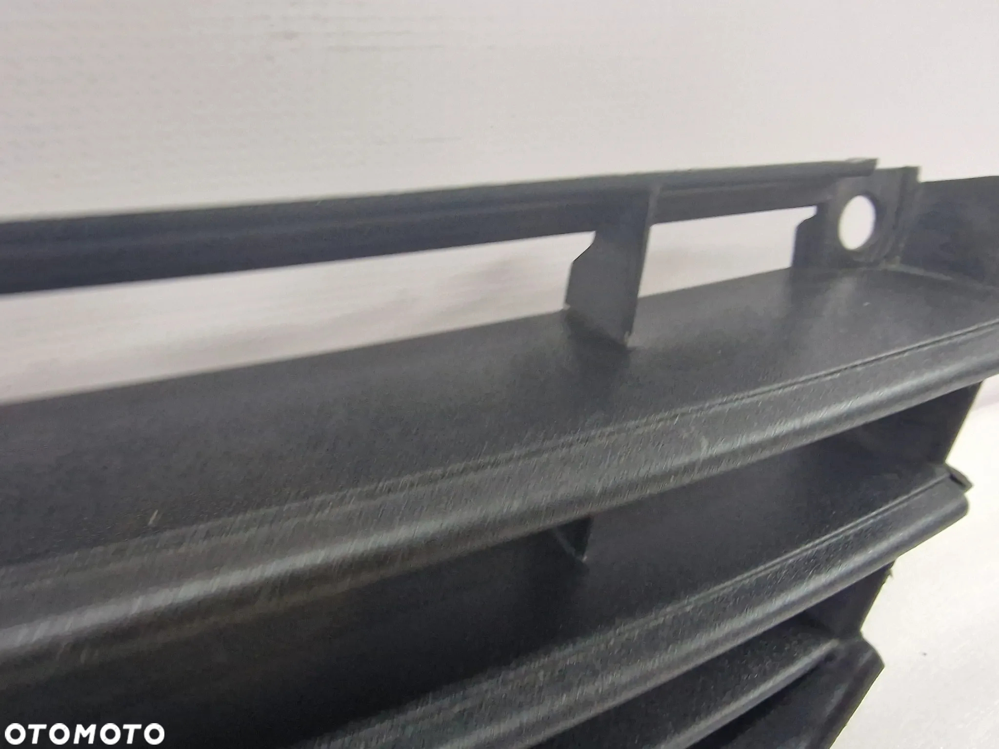 VW TOURAN I LIFT / CADDY 1T0 06-08 KRATKA ŚRODKOWA ZDERZAKA PRZEDNIEGO PRZÓD , NR 1T0853677 , NR AUKCJI KR256 - 8