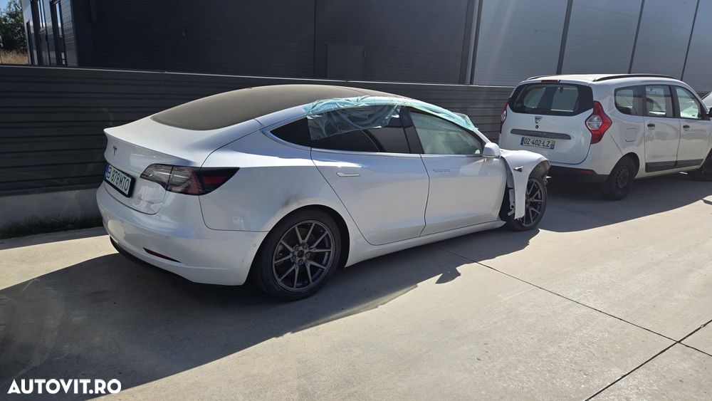 Tesla Model 3 - 5