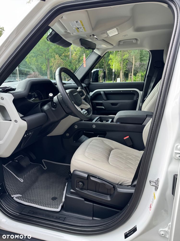 Land Rover Defender 110 P300 - 33