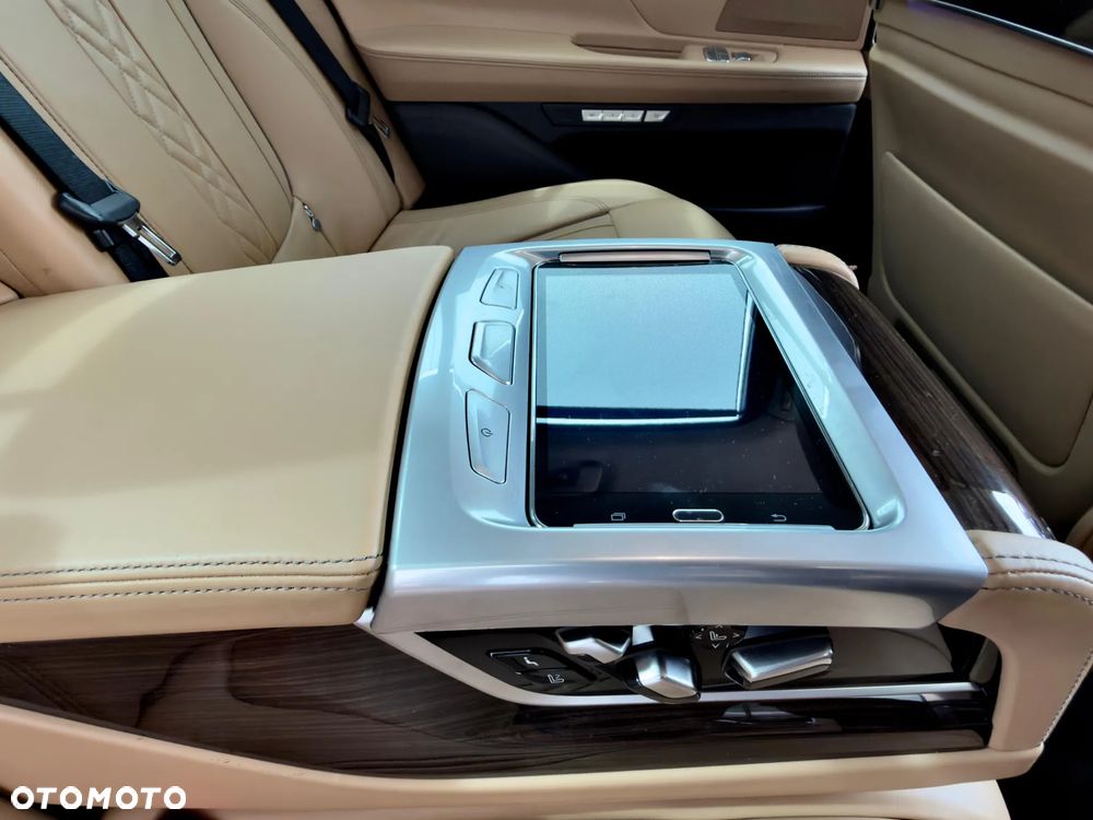 BMW Seria 7 - 27