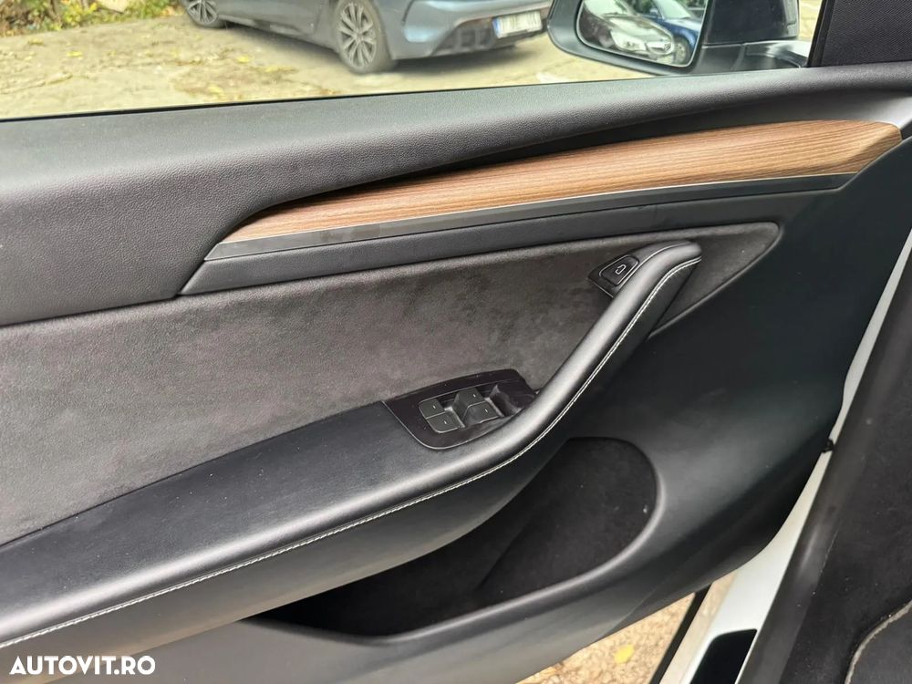 Tesla Model Y Long Range - 27
