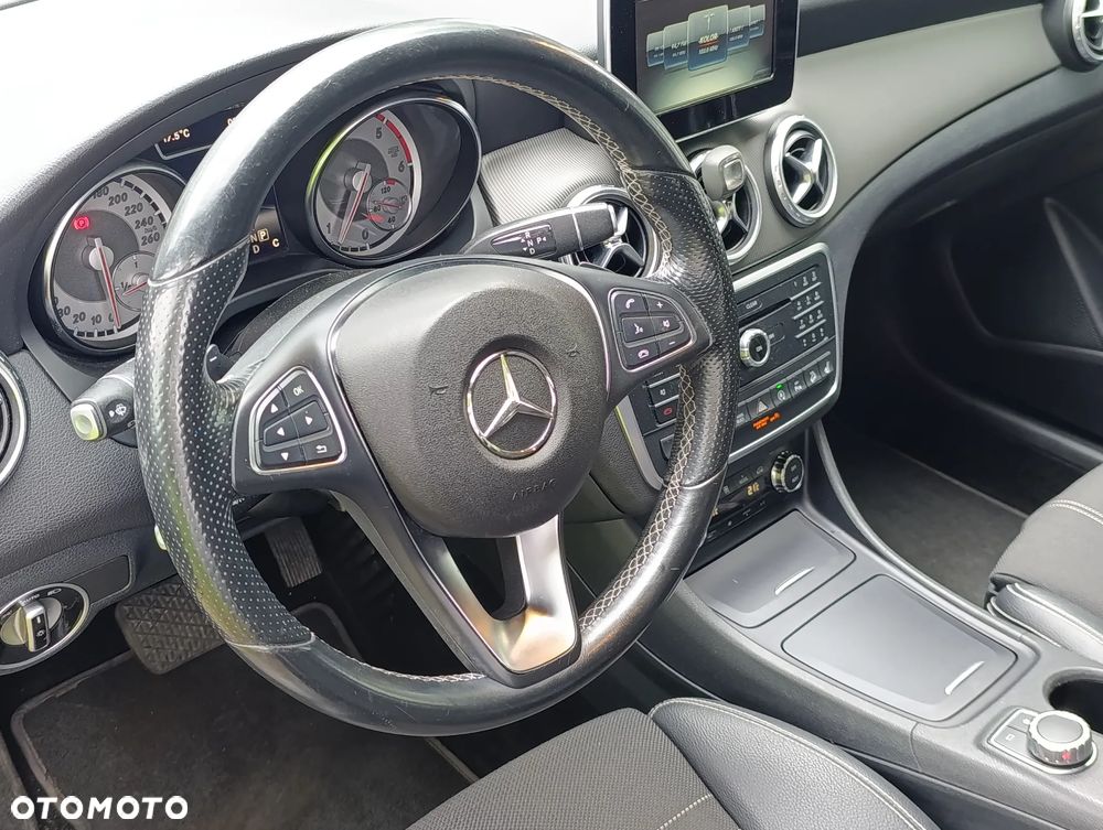 Mercedes-Benz GLA 220 d 4Matic 7G-DCT - 13