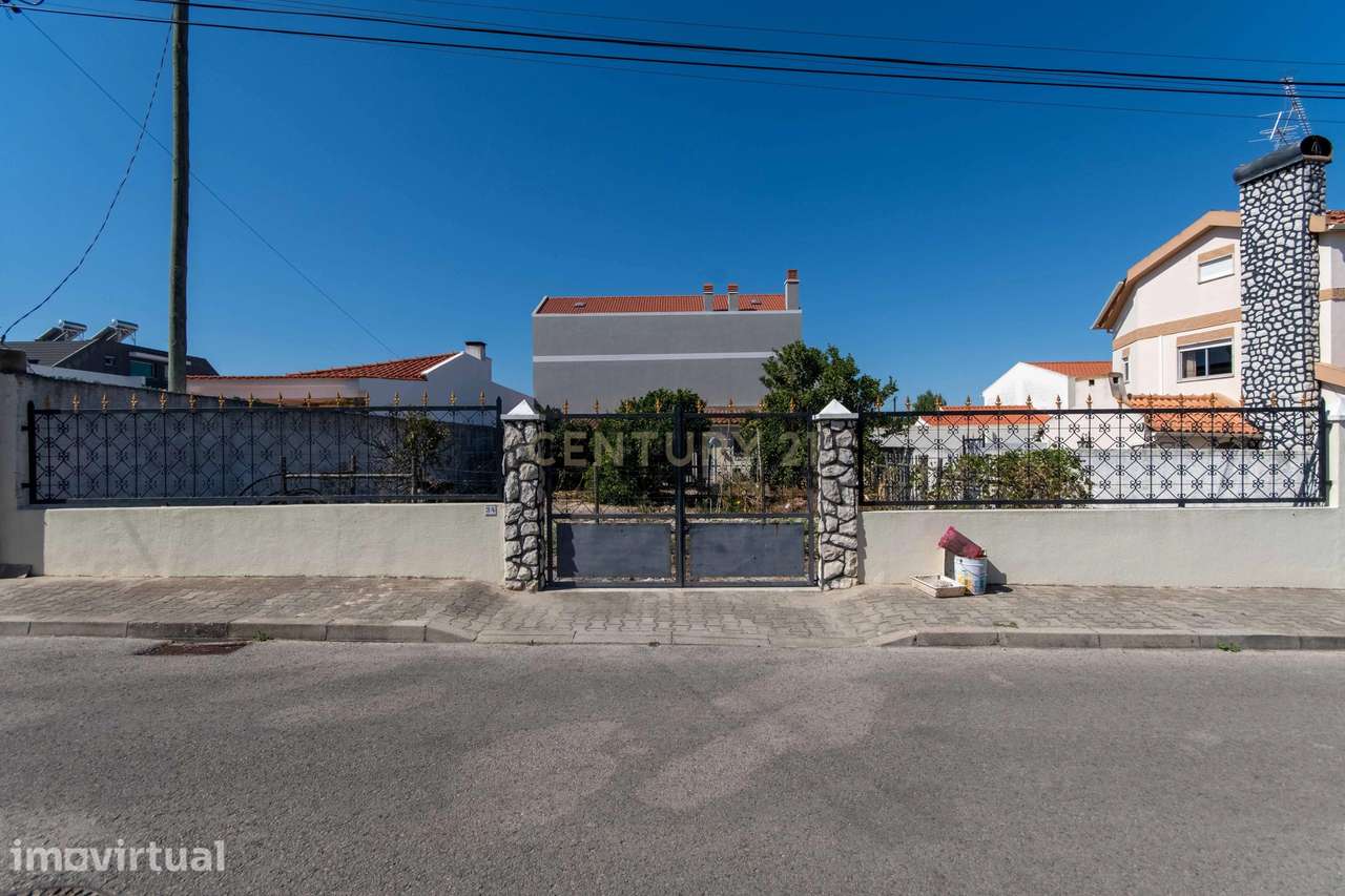 Terreno com 371 m² e Construção de Apoio com 60,40 m² | Fernão Ferro - Grande imagem: 2/7