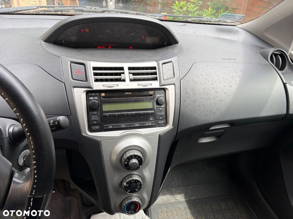 Toyota Yaris - 10