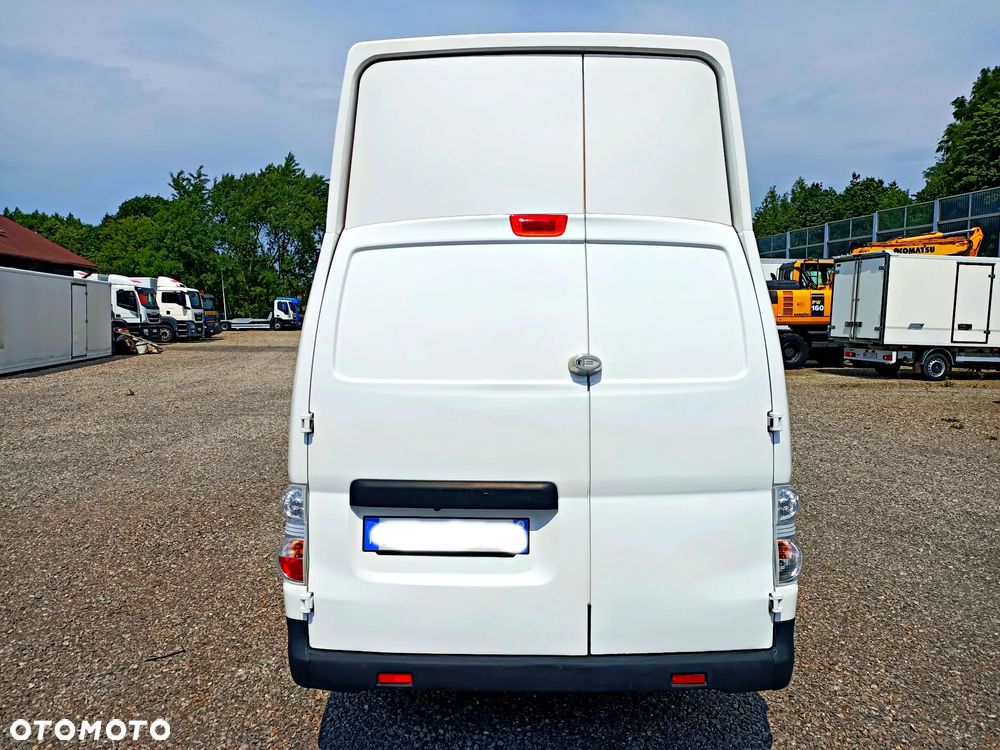 Nissan ENV 200 Maxi - 8