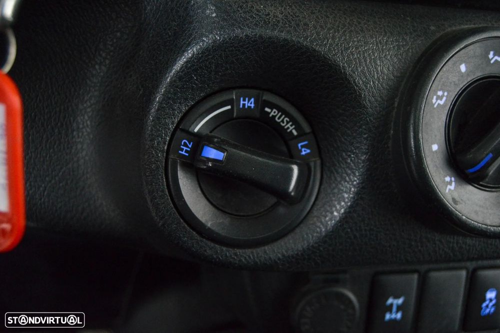 Toyota Hilux 2.4 D-4D 4X4 Cabine Simples 2L - 35
