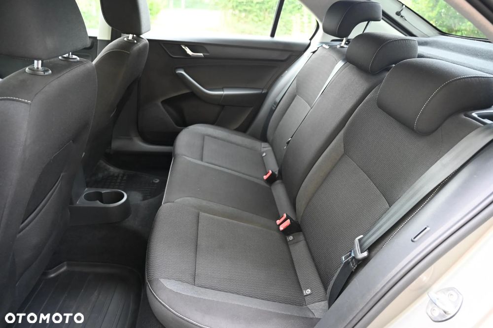 Skoda RAPID 1.2 TSI Ambition - 12
