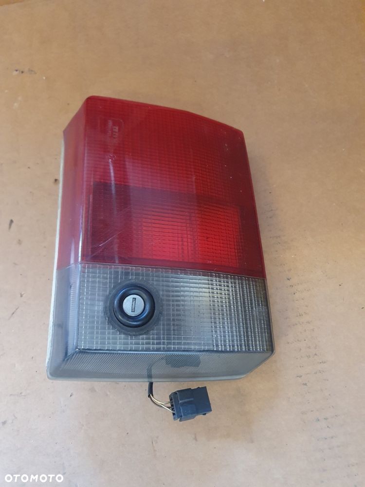 LAMPA TYŁ W KLAPE AUDI 80 B3 ORYGINAŁ - 2