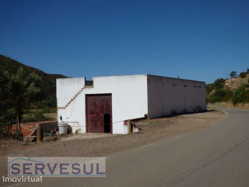 Propriedade Rural com duas casas antigas e armazém, inserida em ter... - Grande imagem: 2/18