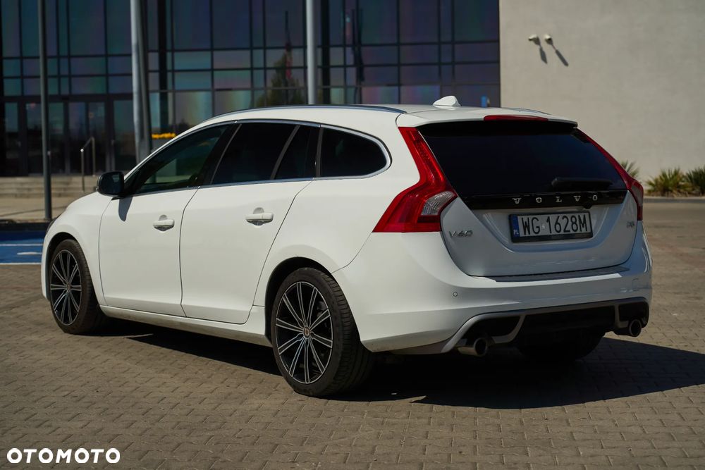 Volvo V60 D5 R-Design - 10