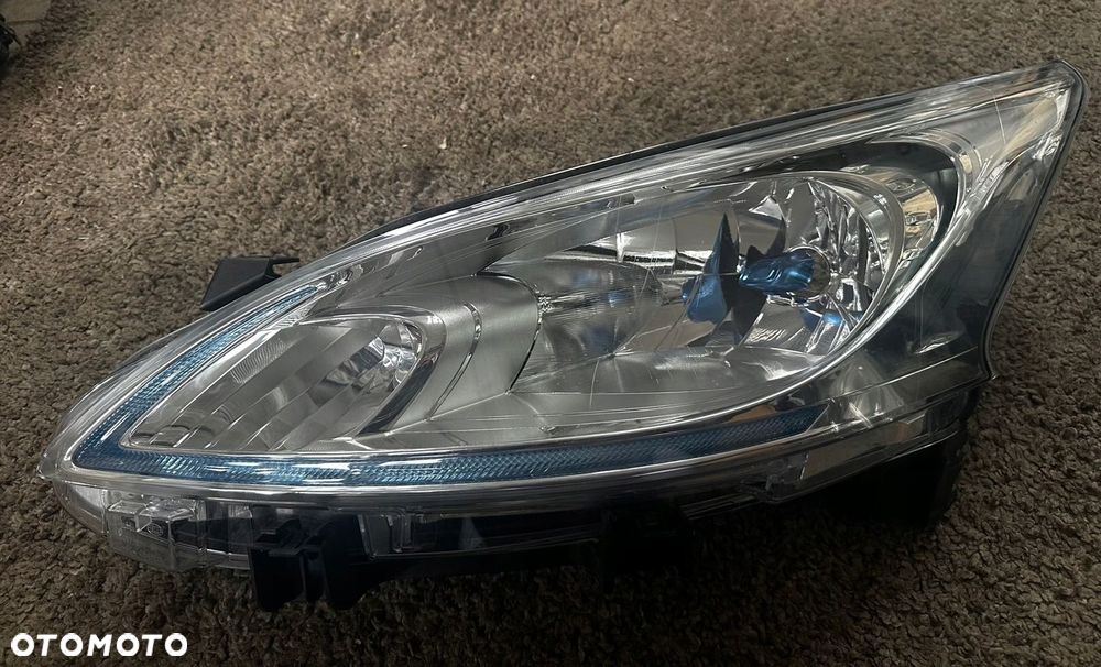 LEWA LAMPA PRZÓD NISSAN E-NV200 EVALIA 26060 4FA0A