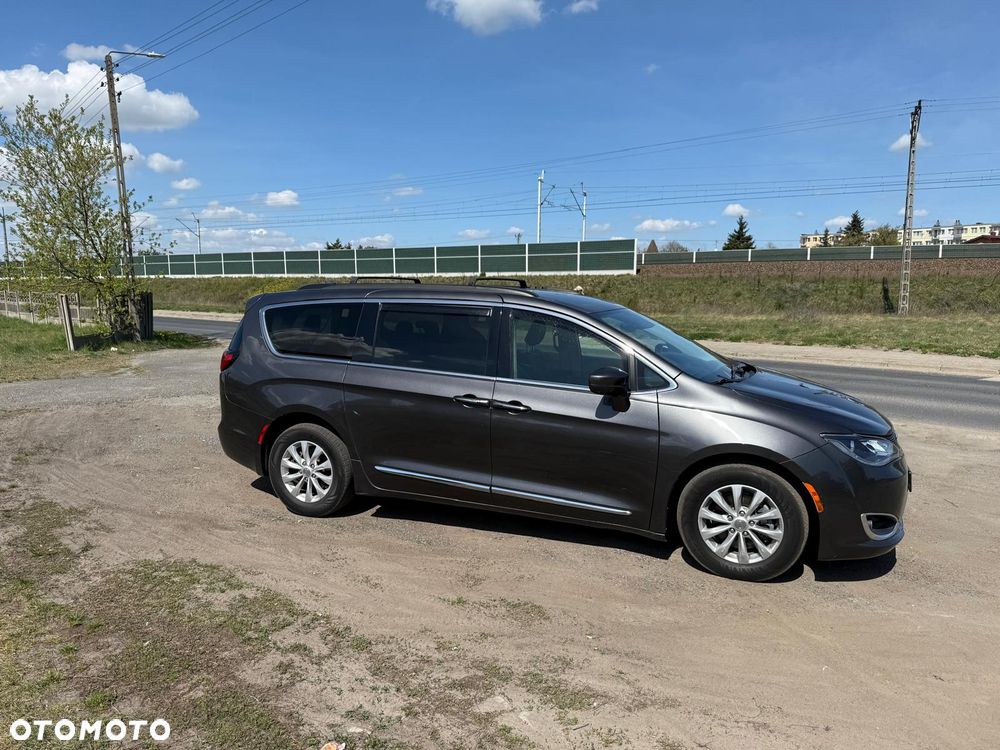 Chrysler Pacifica - 3
