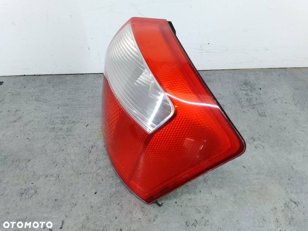 LAMPA TYLNA PRAWA AUDI A4 B6 8E0945096C HELLA SEDAN - 4