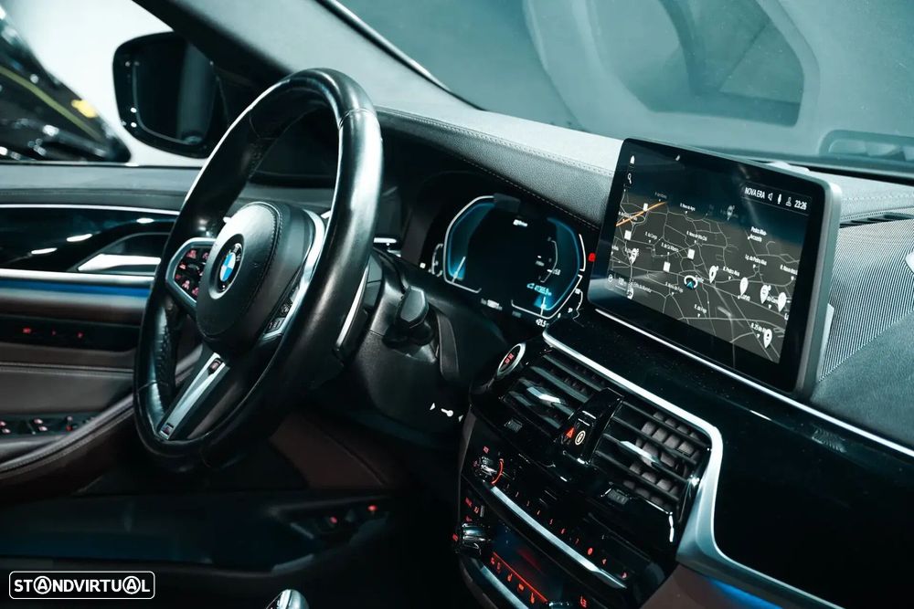 BMW 530 e Pack Desportivo M - 16