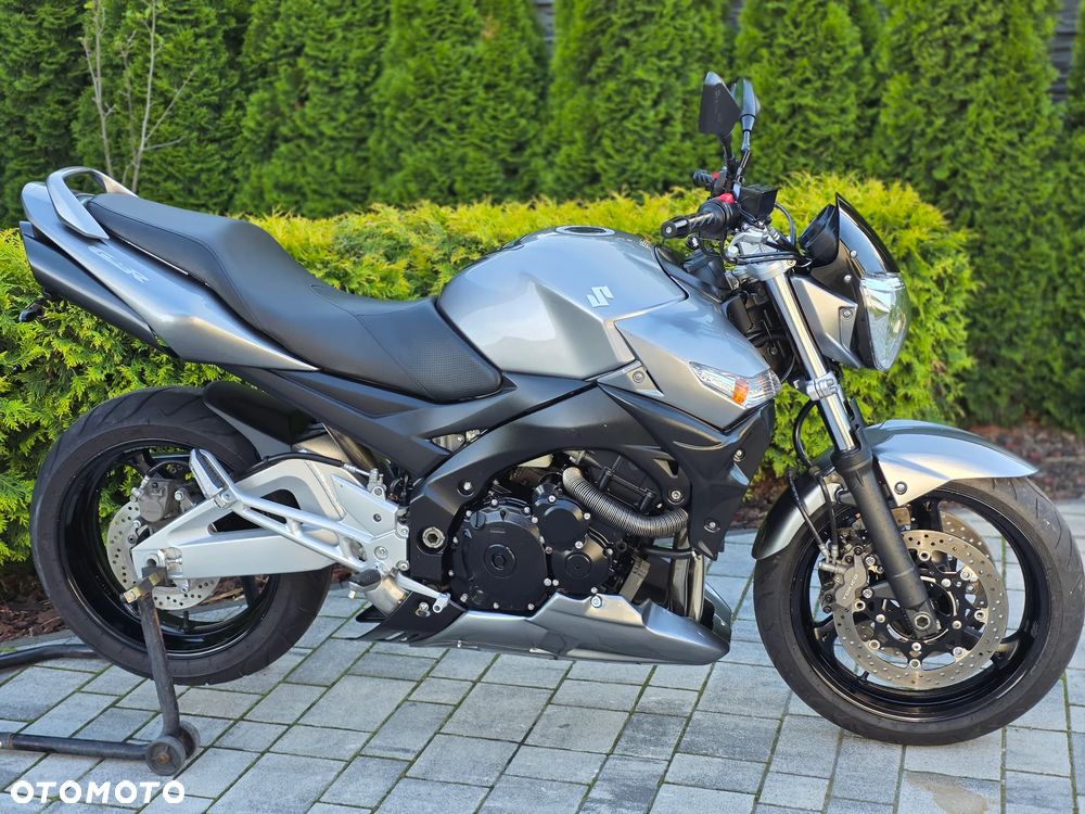 Suzuki GSR - 3