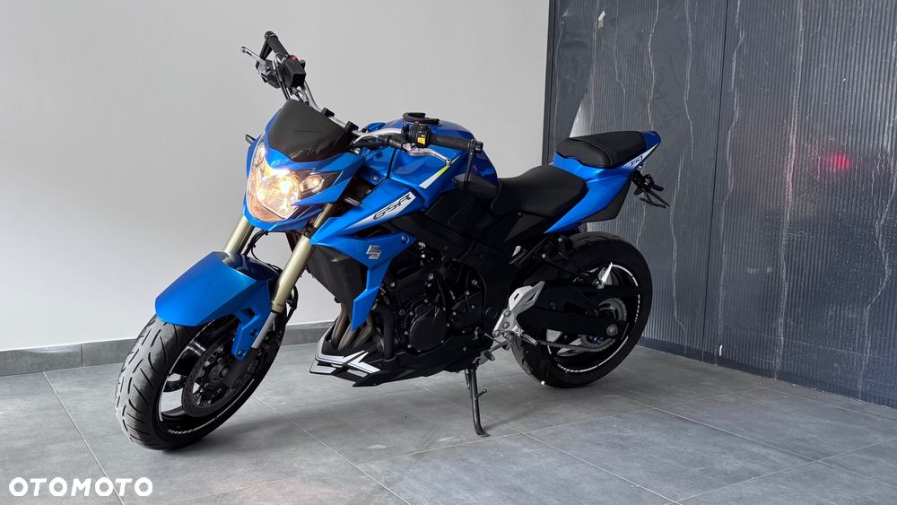 Suzuki GSR - 1