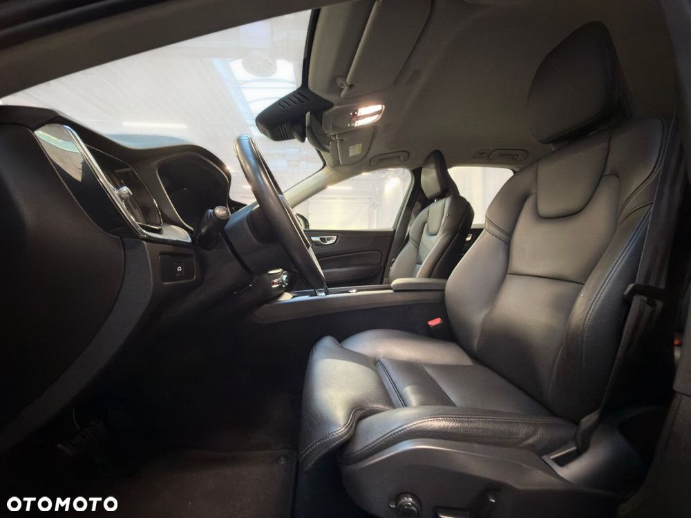 Volvo XC 60 B4 B Plus Dark - 23