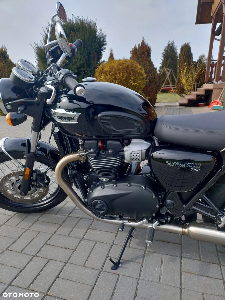 Triumph Bonneville - 3
