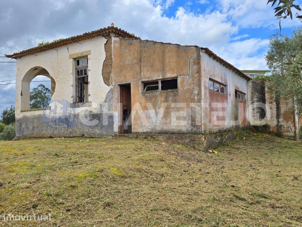 Antiga Escola Primária à Venda em Pai Cabeça - Tomar
Um espaço com... - Grande imagem: 4/40