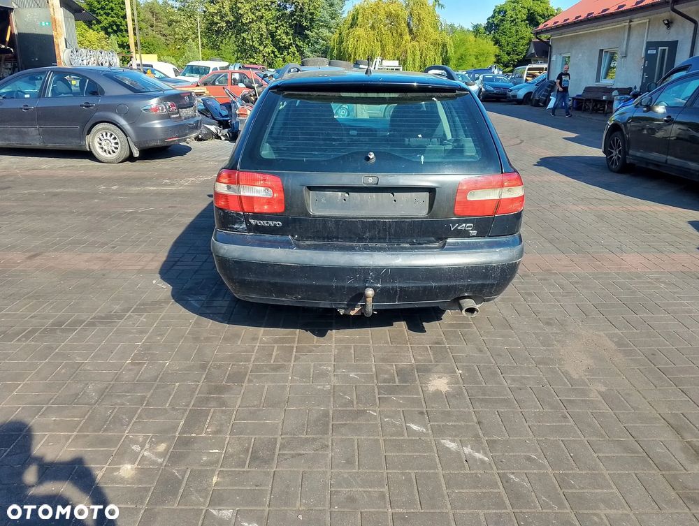 Volvo V40 I FL (99-04r.) 1.8 B 122KM. Silnik B4184S2 Skrzynia M5P lakier BLACK METALIC.Cały na części. GWARANCJA !!!  Przód Tył Zestaw Komplet Drzwi Klapa Zderzak Błotnik Maska Grill Atrapa Szyba Pas Lampa Lusterko Boczki Fotel Kanapa Kokpit Deska Rozdzielcza Przełącznik Włącznik Sterownik Przewody Wiązka Instalacja Moduł Komputer Czujnik Listwa Pompa Alternator Wtryski Głowica Rozrusznik Kompresor Sprzęgło Dwumas Silnik Skrzynia ABS Klimatyzacji Paliwa Wspomagania Kolektor Turbina Przepustnica Zawór Chłodnica Koło Hak Belka Sanki Zawieszenie Mcpherson Półoś Amortyzator Wydech Tłumik Zacisk Most - 3