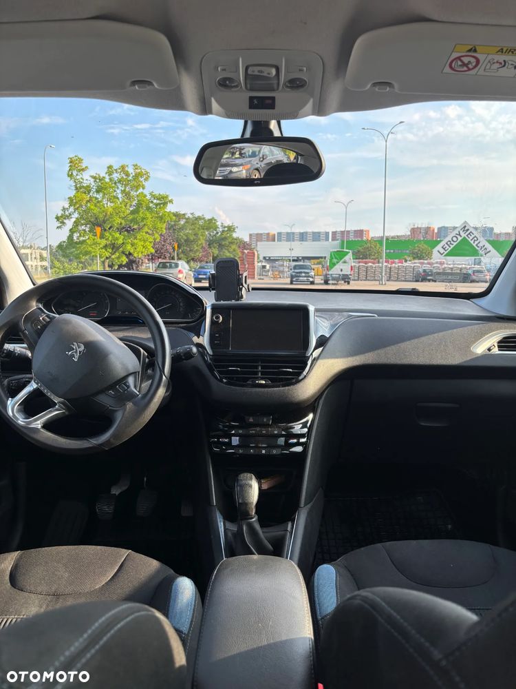 Peugeot 208 - 8