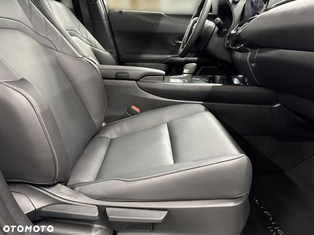 Lexus UX 300h F Sport Design - 28