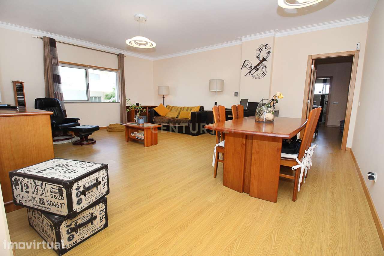 Excelente T4 com 149 m², garagem box e jardim privado - Grande imagem: 3/16