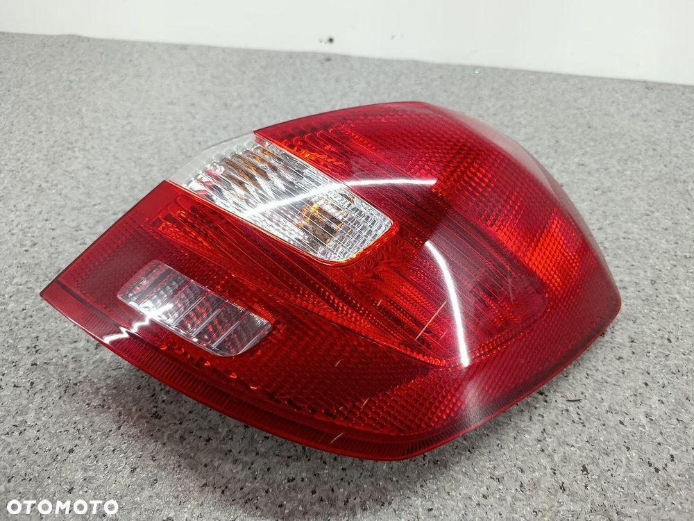 LAMPA TYLNA PRAWA SKODA FABIA II 11-C267 TYC HATCHBACK - 3