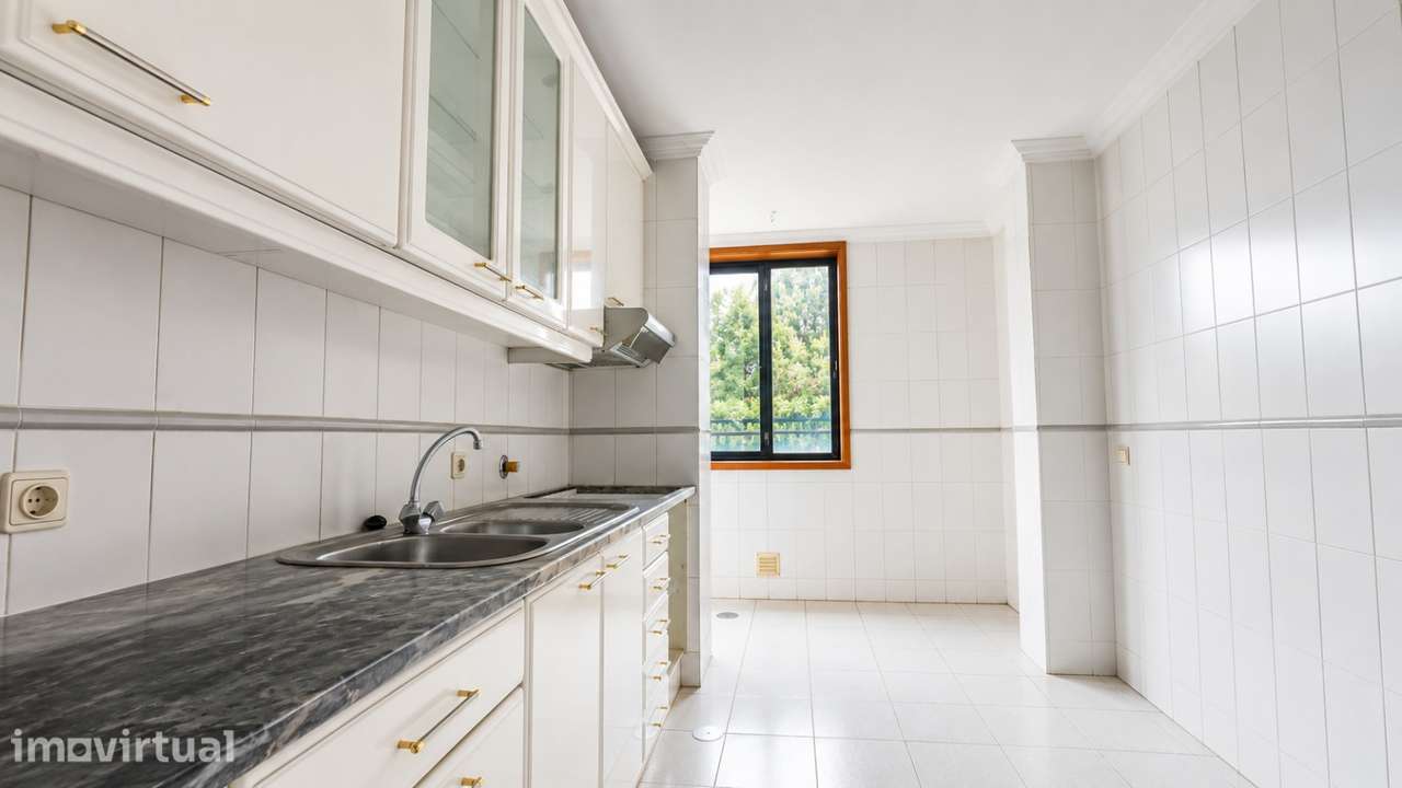Apartamento T2 com Varanda, Garagem e Elevador -  Grijo V. N. Gaia - Grande imagem: 3/12
