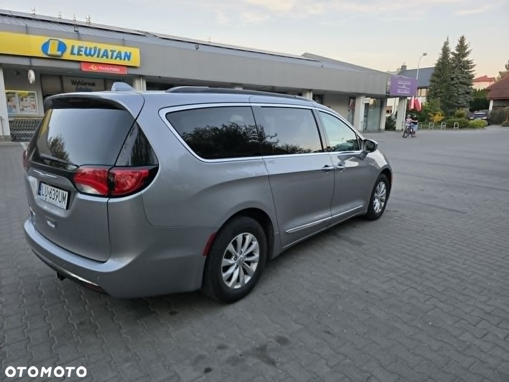 Chrysler Pacifica - 17