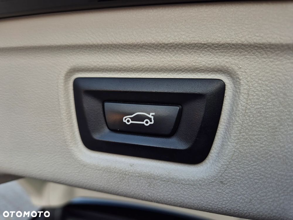 BMW Seria 3 330i Sport Line - 26