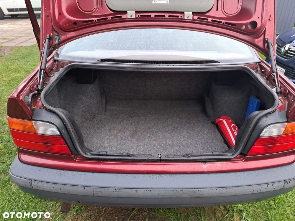 BMW Seria 3 318i Touring - 33