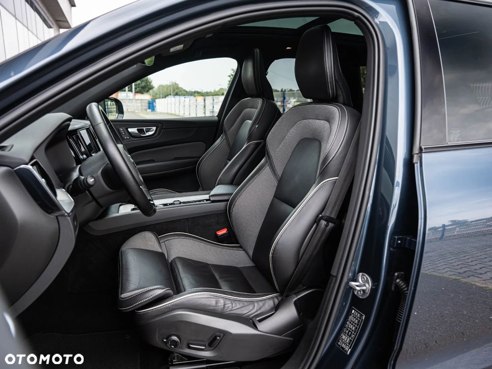 Volvo XC 60 B4 D Plus Dark - 24