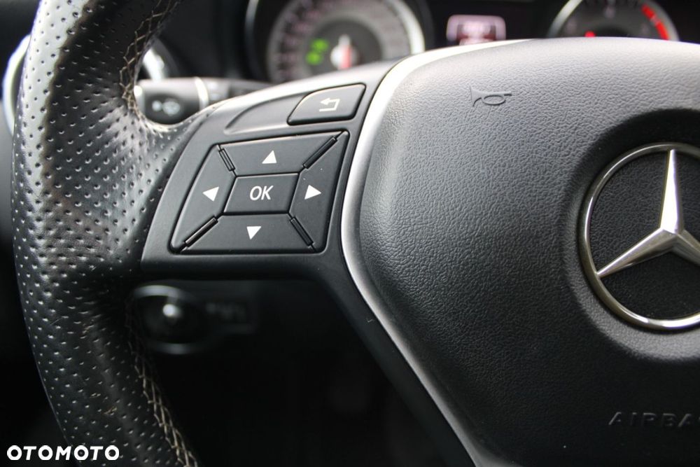 Mercedes-Benz GLA - 38